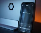 Op de smartphone wordt de ChatGPT-interface weergegeven met de vraag: „Waarmee kan ik u van dienst zijn?“
