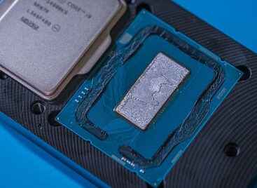 De Intel i9-14900KS met de IHS verwijderd. (Bron: Pakhtunov via Overclock.net)
