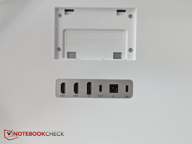Achterzijde: 2x HDMI, DisplayPort, USB-C, AC, USB-C – welke USB-C-poort ondersteunt de 90 W?