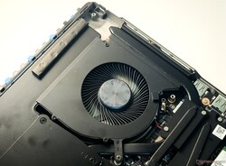 De Titan 18 HX AI gebruikt een koelsysteem met twee ventilatoren en vier uitlaten