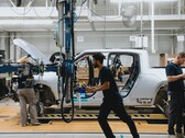 Rivian is officieel begonnen met de productie van de elektrische pick-up met dubbele motor R1T, in voorbereiding op leveringen in juni. (Beeldbron: Rivian op Twitter)