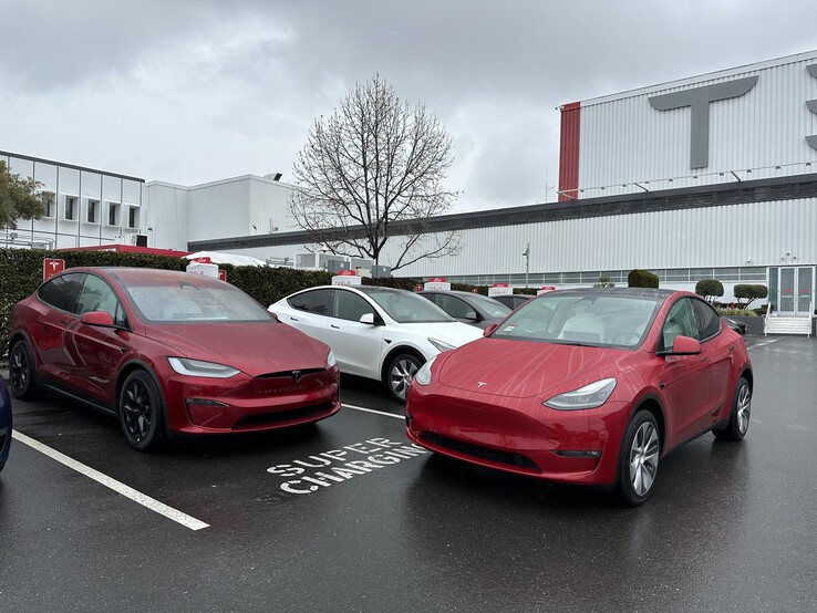 Ultra Red Model X (links) vs Multi-coat (afbeelding: Kilowatts/Twitter)