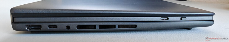 Links: HDMI 2.1 FRL, USB-C 4.0 met Thunderbolt 4 (40 GBit/s, DisplayPort, Power Delivery), 3,5 mm audio, USB-C op het toetsenbord (alleen voor opladen)