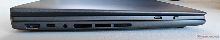 Links: HDMI 2.1 FRL, USB-C 4.0 met Thunderbolt 4 (40 GBit/s, DisplayPort, Power Delivery), 3,5 mm audio, USB-C op het toetsenbord (alleen voor opladen)
