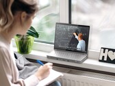 De Compal Mobile Office kan minder bureauruimte innemen dan een conventionele laptop. (Beeldbron: Compal)