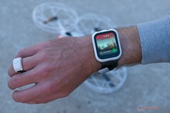 Het horloge toont de livebeelden en ondersteunt ook een vorm van gebarenbediening
