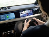 Gamen in de nieuwe elektrische SUV Porsche Macan 2026 (Afbeelding bron: Porsche)
