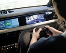 Gamen in de nieuwe elektrische SUV Porsche Macan 2026 (Afbeelding bron: Porsche)