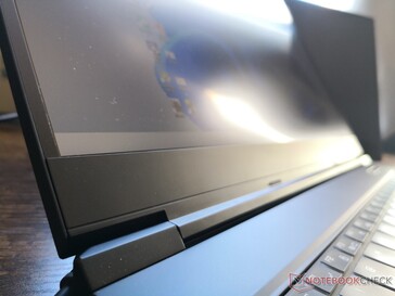 Mat paneel zonder edge-to-edge glas of touchscreen opties. Een snellere 240 Hz optie is beschikbaar