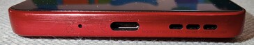 Onder: microfoon, USB-C poort, luidsprekers