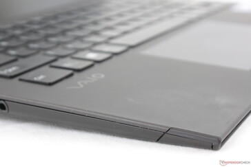 Volledig carbon behuizing in tegenstelling tot de gebruikelijke aluminiumlegering van de meeste andere laptops