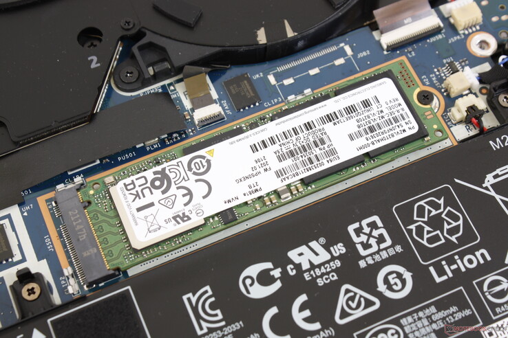 Een metalen hitteverdeler wordt meegeleverd, die we voor deze foto hebben verwijderd om de M.2 SSD te laten zien