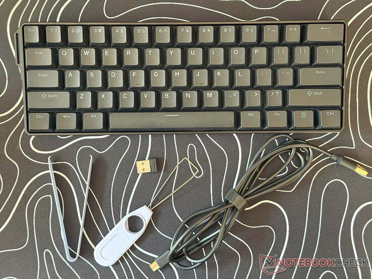 MonsGeek Fun60 Ultra wordt geleverd met keycap- en schakeltrekkers, een USB-kabel en een 2,4 GHz dongle
