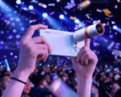 De Oppo Find X10 met een teleconverter als accessoire.
