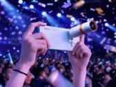 De Oppo Find X10 met een teleconverter als accessoire.