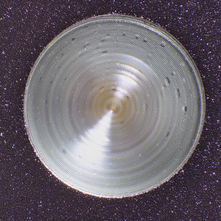 De opening van de zaklamp van de Pixel 9 Pro met Fresnel-lenselementen en een gestructureerd patroon om hotspots te voorkomen