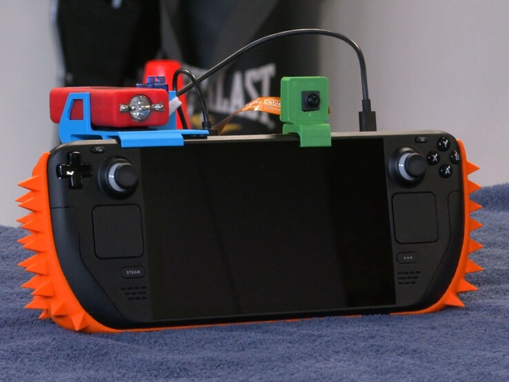 Een Steam Deck uitgerust met een zelfgemaakt beveiligingssysteem bestaande uit spikes, een camera en een stun gun.