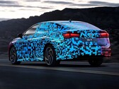 De zwaar gecamoufleerde VW ID.7 is nu ontmaskerd door getalenteerde grafische ontwerpers (Afbeelding: Volkswagen)