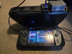 Een ASUS ROG Ally X aangesloten op een grote eBike-accu met behulp van een DIY spanningsomvormer, waarmee een succesvolle uitgebreide vermogensmod wordt gedemonstreerd. (Afbeeldingsbron: DoggoLord27 via r/ROGAlly)