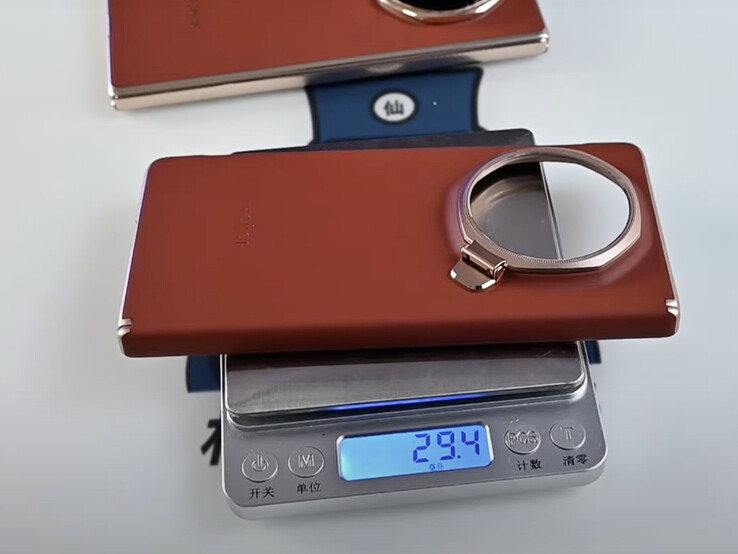 Het officiële hoesje van de Honor Magic V5 weegt bijna 30 g. (Afb. bron: Techtacle)