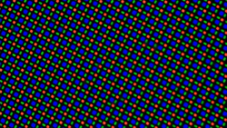 Het externe beeldscherm gebruikt een RGGB sub-pixelmatrix die bestaat uit één rode, één blauwe en twee groene LED's.