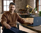 Henry Cavill zit aan een bureau, met een Googlebook binnen handbereik