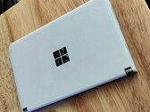 De Surface Duo 'Cronos' deelt zijn ontwerp met de Surface Duo 2. (Afbeelding bron: eBay via Windows Central)
