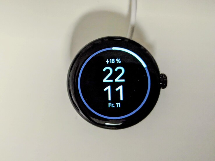 De Pixel Watch wordt draadloos opgeladen via de Qi-standaard, maar slechts met 5 watt.