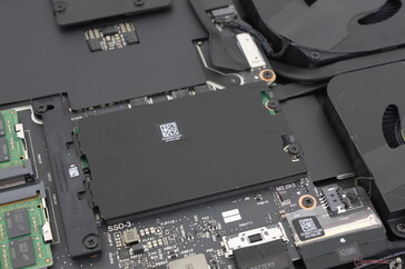De 'SSD2' en 'SSD3' PCIe5 SSD slots zitten onder de hitteverspreider