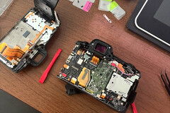 Enkele dappere Canon EOS R5- en R6-eigenaren hebben het op zich genomen om hun losse flitsschoenbevestigingen op de ouderwetse manier te repareren. (Bron: @parkers_tiger op Twitter)