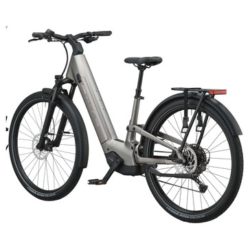 De fiets is volledig uitgerust voor gebruik op de weg