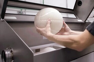 Een selectieve laser sintering 3D printer van EOS wordt gebruikt om de bal te produceren (Afbeelding Bron: Wilson)