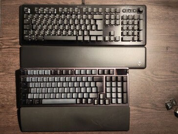 In een directe vergelijking met de Turtle Beach Vulcan II ziet de ASUS ROG Azoth 96 HE er zeer compact uit. (Afbeeldingsbron: Notebookcheck)