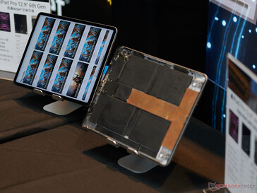 iPad Pro in werking en het model met geopende internals. (Foto: Andreas Sebayang/Notebookcheck.com)