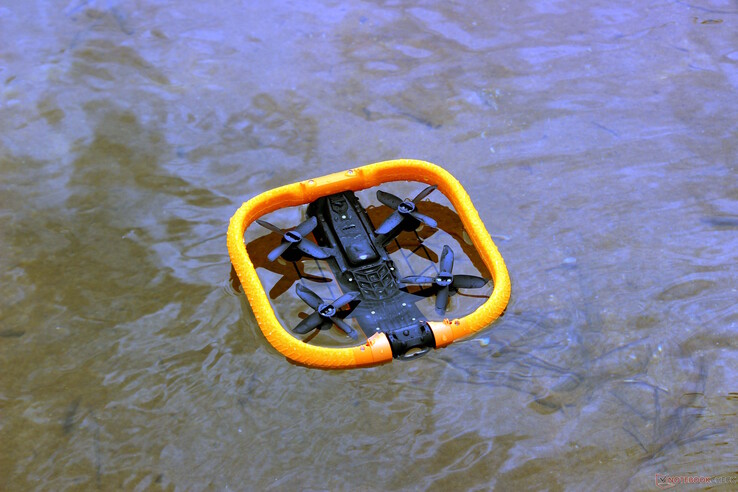 Wanneer de HoverAir Aqua ondersteboven in het water terechtkomt...