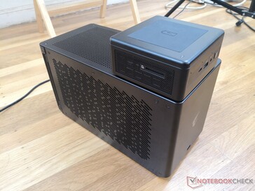 Aorus Gaming Box met RTX 2080 Ti en Intel NUC 11PAQ ter vergelijking van de grootte