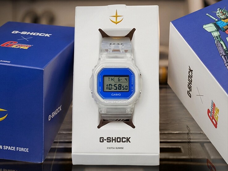 Casio G-Shock x Mobile Suit Gundam DW-5600 met transparante kast en band, blauwe rand, E.F.S.F.-logo en collectorverpakking met Gundam-illustraties.