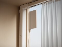 De Linptech Smart Curtain Motor C4 wordt opgeladen via een zonnepaneel. (Afbeeldingsbron: Xiaomi)