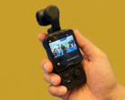 Hands-on foto van de Feiyu Pocket 4 (verscherpt met Gemini AI).