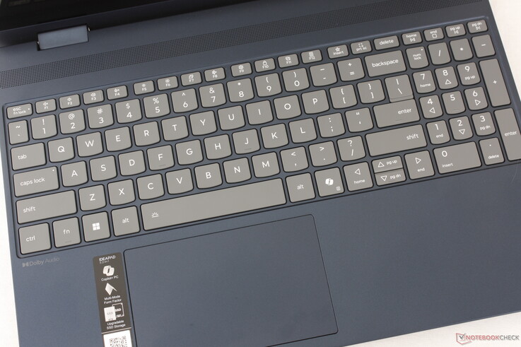 De toetsaanslag is ondieper dan bij een ThinkPad, maar nog steeds relatief stevig. Ondertussen is het clickpad van 12 x 7,5 cm voldoende, zij het enigszins krap voor verticale cursorbewegingen