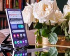 Een Samsung Galaxy S25 Ultra die rechtop op een tafel staat, met een geopende website zichtbaar op het scherm