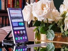 Een Samsung Galaxy S25 Ultra die rechtop op een tafel staat, met een geopende website zichtbaar op het scherm