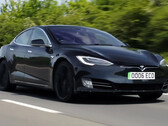 De Tesla met hoge kilometerstand heeft nog steeds de originele batterij en motor (Afbeelding bron: Autotrader/YT)