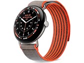 Het horloge wordt geleverd met een 45 mm-kast in de kleur Satin Pyrite en een Performance Loop-band in de kleur Rye, voorzien van een waterafstotende coating.