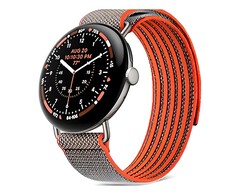 Het horloge wordt geleverd met een 45 mm-kast in de kleur Satin Pyrite en een Performance Loop-band in de kleur Rye, voorzien van een waterafstotende coating.