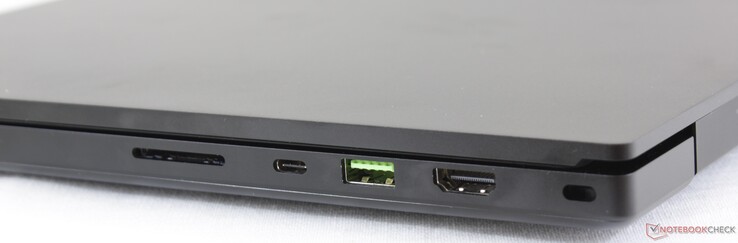 Rechts: SD-lezer UHS-III, USB Type-C + Thunderbolt 3, USB 3.2 Gen. 2, HDMI 2.0b, Kensington Lock