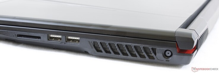 Rechterkant: SD kaartlezer, 2x USB 3.0 Type-A, stroomadapter