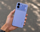 De Nothing Phone (4b) in het blauw.