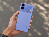 De Nothing Phone (4b) in het blauw.