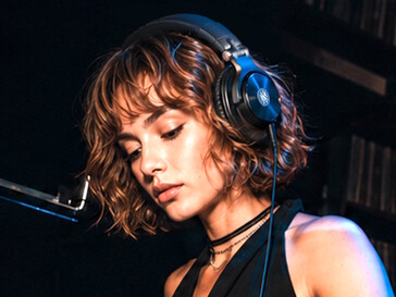 Dankzij de bedrade aansluitingen hoeft u zich tijdens het DJ'en geen zorgen te maken over de batterij.